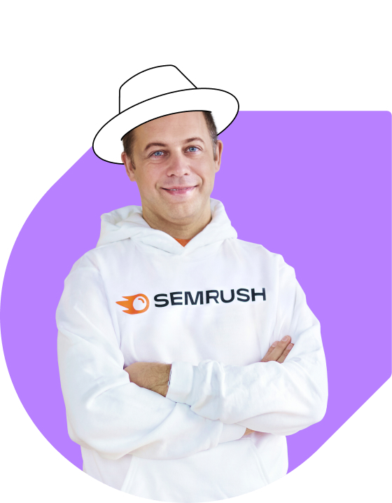 首席执行官兼创始人 Oleg Shchegolev 身穿印有 Semrush 徽标的白色连帽衫，头戴白色彩绘帽子